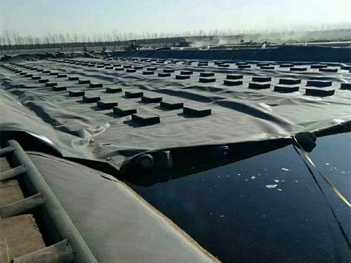 HDPE防滲膜在污水池、垃圾場(chǎng)滲濾液調(diào)節(jié)池起到的作用 施工注意事項(xiàng)